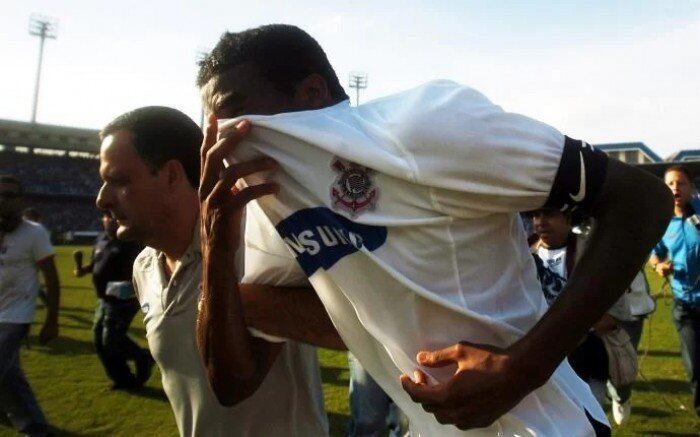 O capitão Betão esconde o rosto, chorando pelo rebaixamento. Chance do 'troco', amanhã