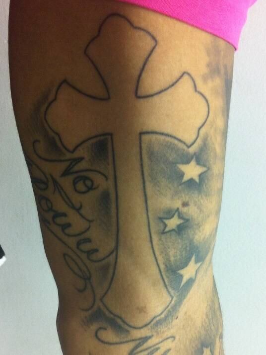 

Essa não é a única tatuagem de significado religioso do
cantor. Durante a entrevista, Naldo contou que recentemente tatuou outro
símbolo, forma de registrar o início de sua carreira: “Comecei cantando no coral
da igreja”



+ASSISTA  ao lançamento da nova música de NALDO BENNY
+Qual tatuagem de Naldo Benny você mais gosta? Vote!
