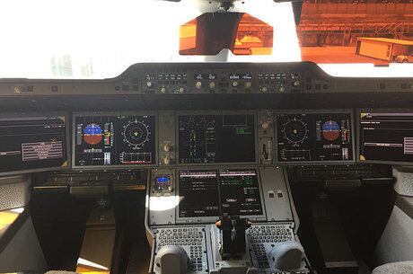 Assim como em todos os modelos da Airbus, a cabine de comando não tem manches. Os pilotos usam uma espécie de joystick