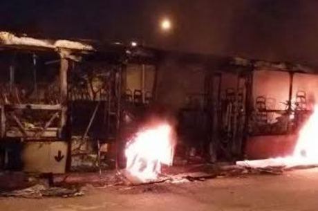Veículo ficou completamente destruído pelas chamas