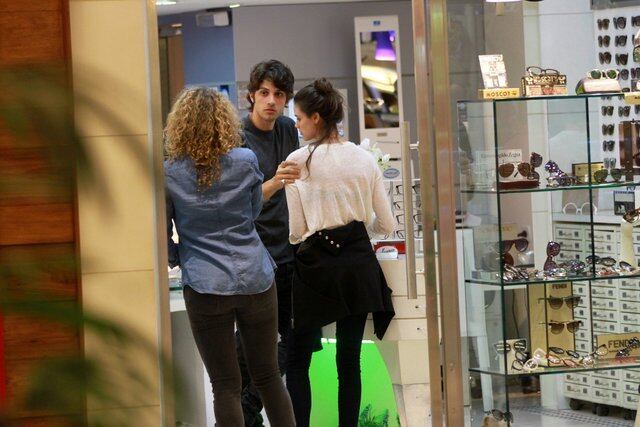 Chay Suede e Laura Neiva passeiam em shopping carioca nesta segunda-feira (17)