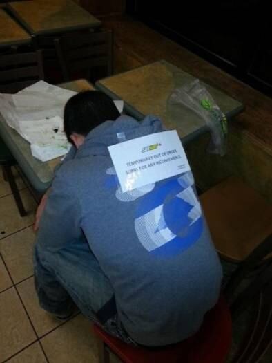 Esse cara capotou feio no Subway! A placa diz: "Temporariamente fora de serviço. Desculpe pelo transtorno"