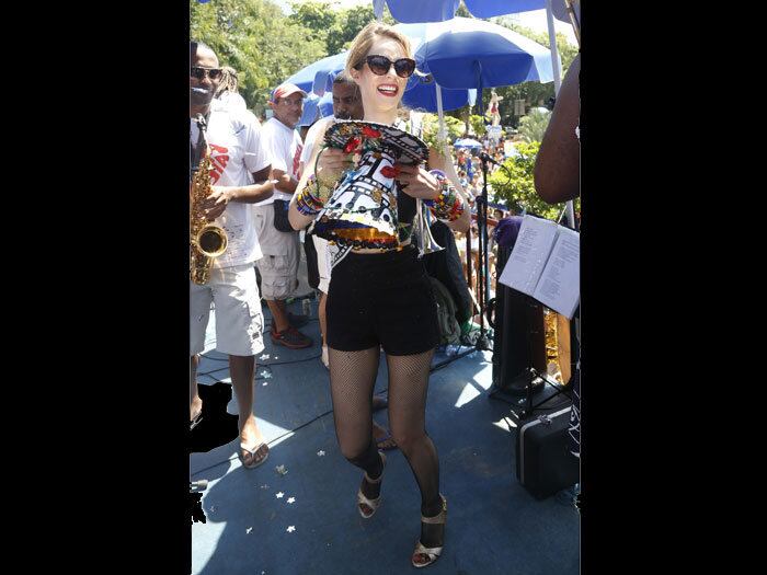 A atriz apareceu com uma cartola super estilosa e óculos escuros