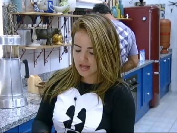 Na cozinha, peoa mostra seu vasto repertório musical

+ Assista ao vídeo da eliminação 

+ Inseparáveis! DH e MC Brunninha se revelam grandes amigos no reality

+ Rolou briga! "Não fala mais comigo", pede DH para MC Brunninha, depois de uma discussão

+ Barraco! MC Brunninha perde a calma e quebra o pau com Felipeh Campos

+ MC Brunninha cumpre promessa e samba com a eliminação de Felipeh

+ MC Brunninha bate boca com Heloisa Faissol após a formação da Roça

+ "Se eu voltar aí, sim, ela vai me conhecer legal!", diz MC Brunninha para DH e PeNém
