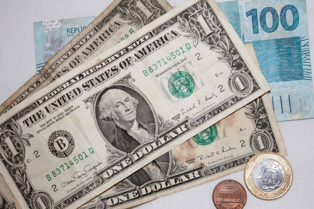 O dólar atinge pela primeira vez o valor de R$ 4,44