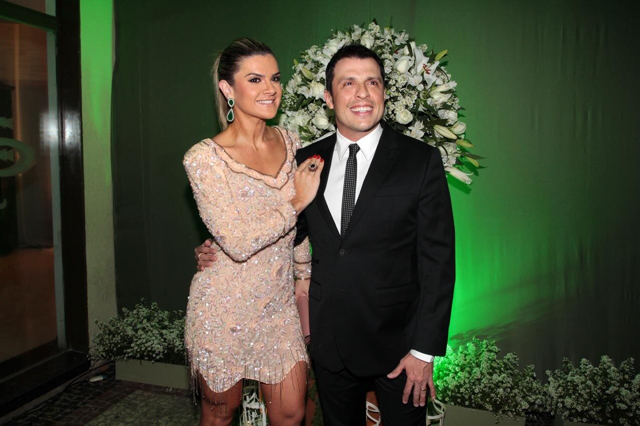 Maquiagem e cabelo da Mirella ficaram por conta de Marquito Rosa e as joias são Emar Batalha