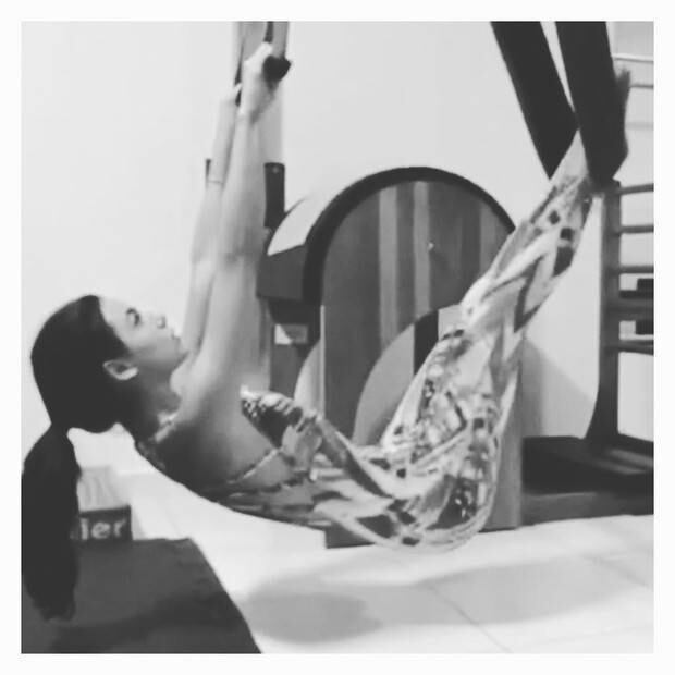 Para manter o corpão, Isis Valverde é adepta do pilates! Nas redes sociais, ela costuma publicar vídeos em que aparece realizando alguns movimentos