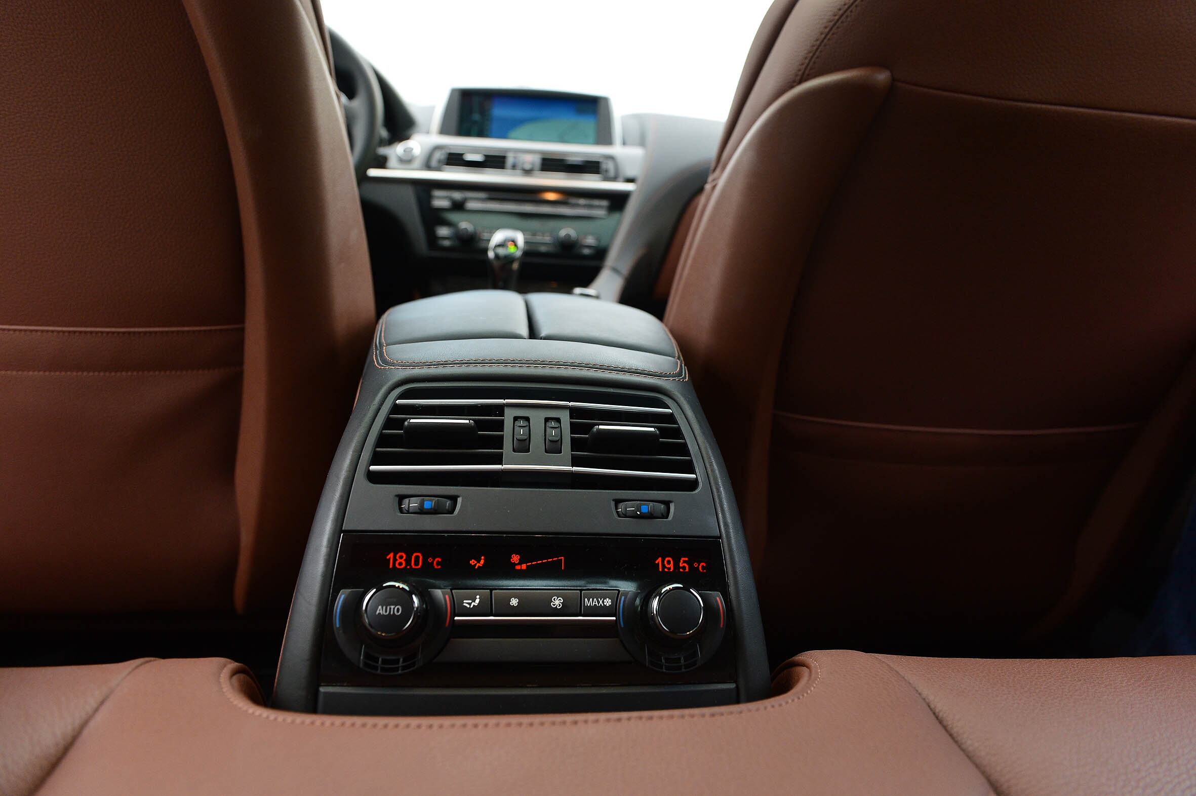 Atrás os passageiros contam com ar-condicionado digital de quatro zonas