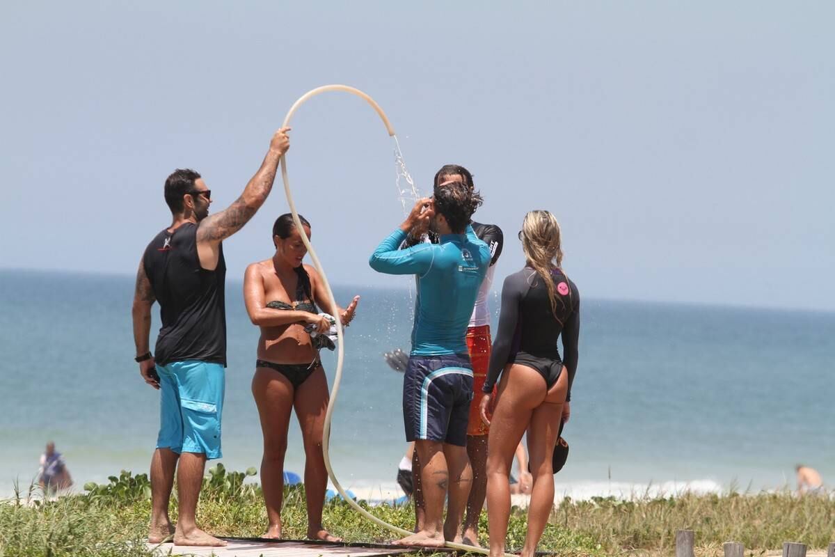 Bruno Gagliasso e Ricardo Pereira praticam stand up paddle na praia da Barra da Tijuca, no Rio