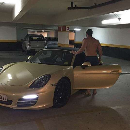 Ele está inspirado, o vencedor da primeira edição do reality postou foto sem camisa ao lado de seu extravagante Porsche dourado, com legenda que fala de suas conquistas.

— Sonhe alto e nunca desista de seus sonhos. Hoje parei para refletir tudo que já vivi e estou vivendo e estou muito feliz com tudo que Deus me deu e me proporcionou! Viva intensamente, pois a vida é como uma peça de teatro, quando as cortinas se fecham, acaba o espetáculo!
