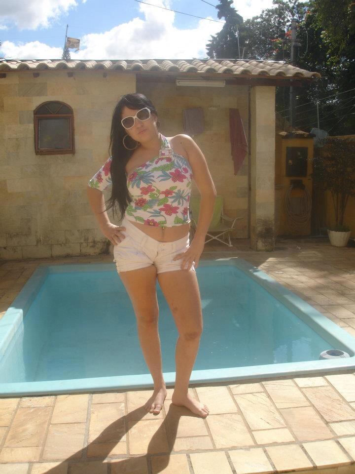 Foi o pai da jovem que encontrou o corpo da filha. De acordo com a Polícia Militar, Mariana Fernandes Menezes, de 21 anos,
teria saído para o portão da residência depois de ouvir alguém a
chamando