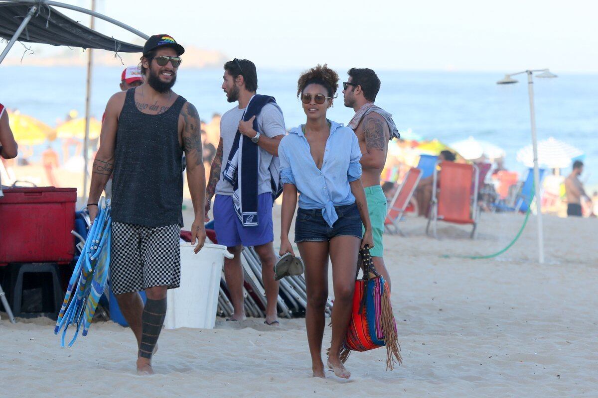 Sheron Menezes exibe corpão em dia de praia com os amigos no Rio de Janeiro
