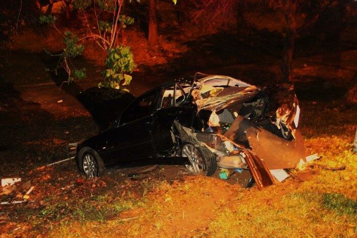 Mais cedo, na madrugada desta quinta-feira (12), um acidente
envolvendo um veículo BMW no início da pista marginal da rodovia Anchieta, no
sentido litoral, junto à avenida Padre Arlindo Vieira em São Paulo, deixou uma pessoa ferida. O condutor perdeu o controle da direção e o
veículo invadiu um canteiro, onde parou após bater contra uma
árvore. Uma equipe de resgate dos bombeiros precisou levar o motorista, que
sofreu ferimentos leves, para o pronto-socorro do Jabaquara