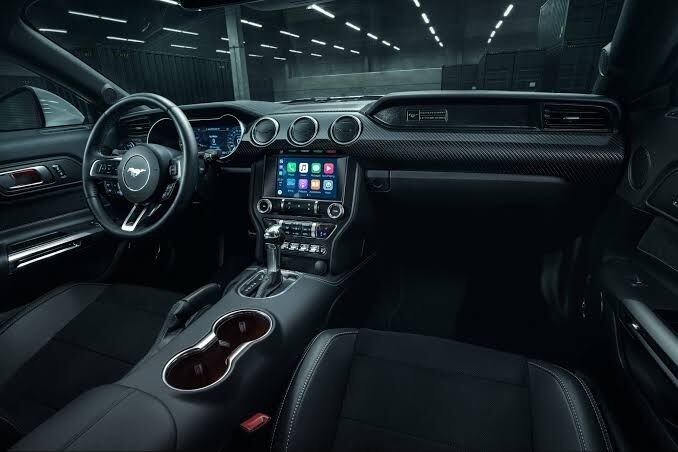 Interior em imagem de divulgação com destaque para a multimídia de oito polegadas