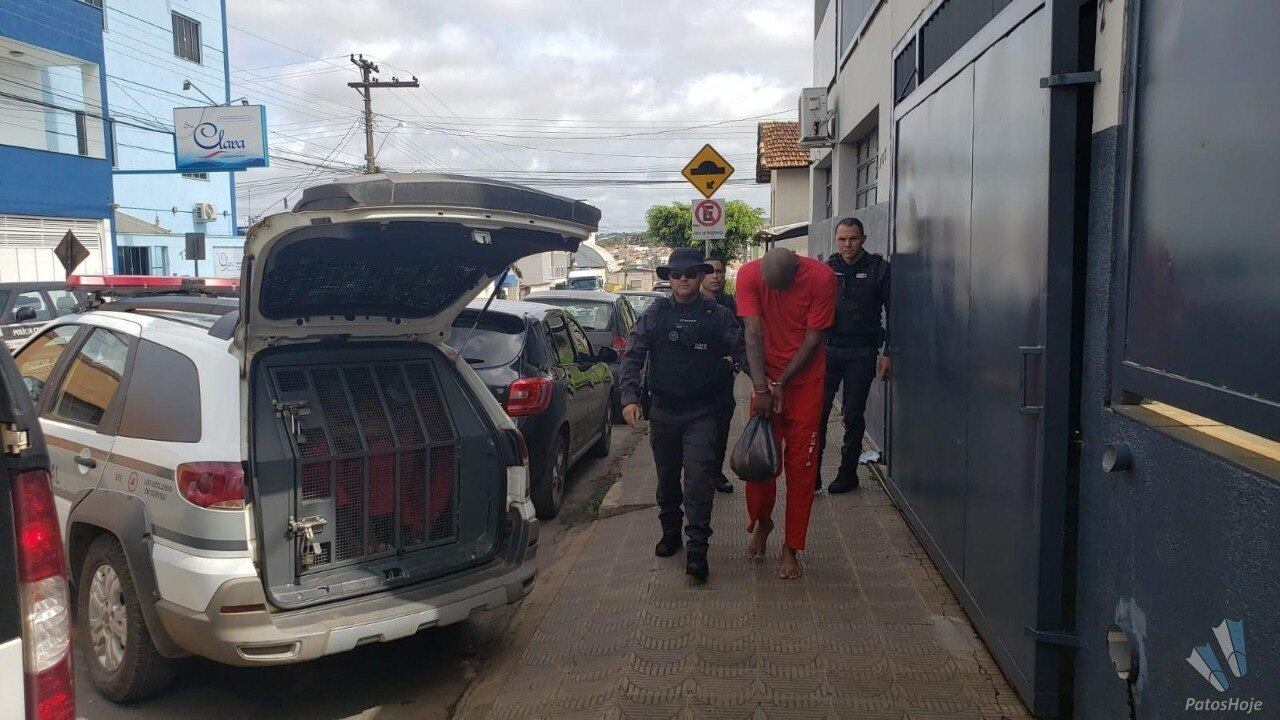 Suspeito tentou resistir à prisão, mas foi levado por militares