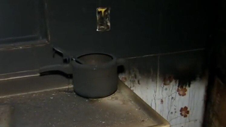 A jovem conta que os criminosos fizeram o primeiro ataque, enquanto estava no trabalho. Eles queimaram alguns dos pertences dela, como televisão, colchão e notebook