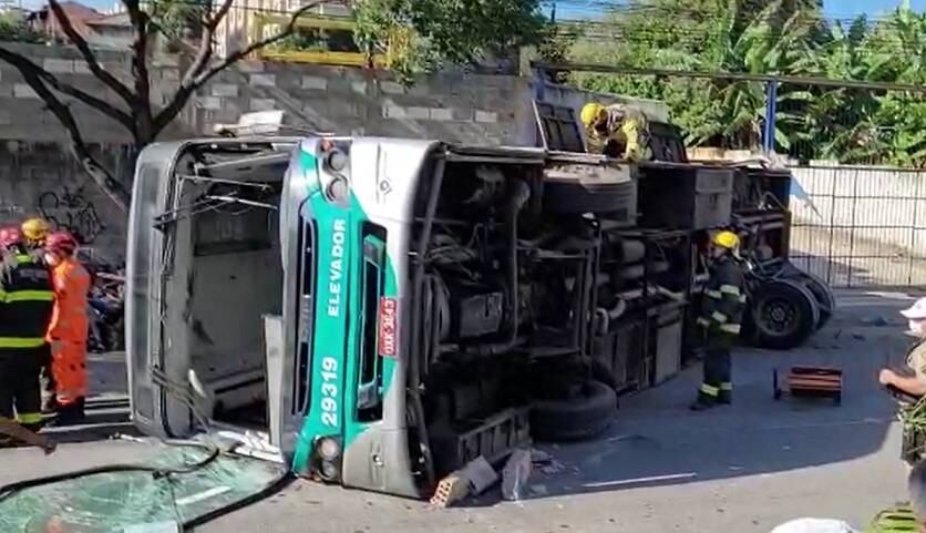 Um dos eixos do ônibus se desprendeu
