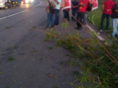 Além da Via Parafuso, a concessionária alertou que uma manifestação semelhante acontece no Canal de Tráfego (BA-524) e na BA-093. Os motoristas devem trafegar pelos locais com atenção redobrada


