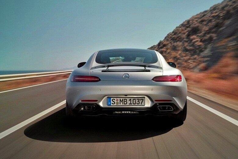 O AMG GT também é o primeiro superesportivo com lubrificação por cárter seco, que segundo a montadora garante o suprimento de óleo mesmo sob altas forças laterais e permite que o motor seja instalado mais baixo, levando o centro de gravidade para mais perto da pista e criando condições para uma alta aceleração lateral

Saiba tudo sobre carros! Acesse www.r7.com/carros