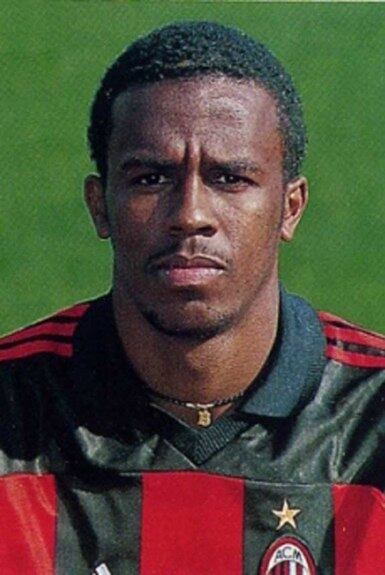 Um dos principais destaques defensivos do Palmeiras na 'Era Parmalat', o ex-zagueiro Roque Junior, pentacampeão mundial em 2002, chegou ao Milan no ano 2000. Com forte concorrência no setor defensivo do clube, que contava com nomes como Nesta e Maldini, Roque Junior acabou atuando em apenas 44 partidas entre 2000 e 2007. Neste período, conquistou a Liga dos Campeões da UEFA (2002-03), a Copa Itália (2002-03) e a Supercopa Européia (2003) (Foto: Divulgação/AC Milan)