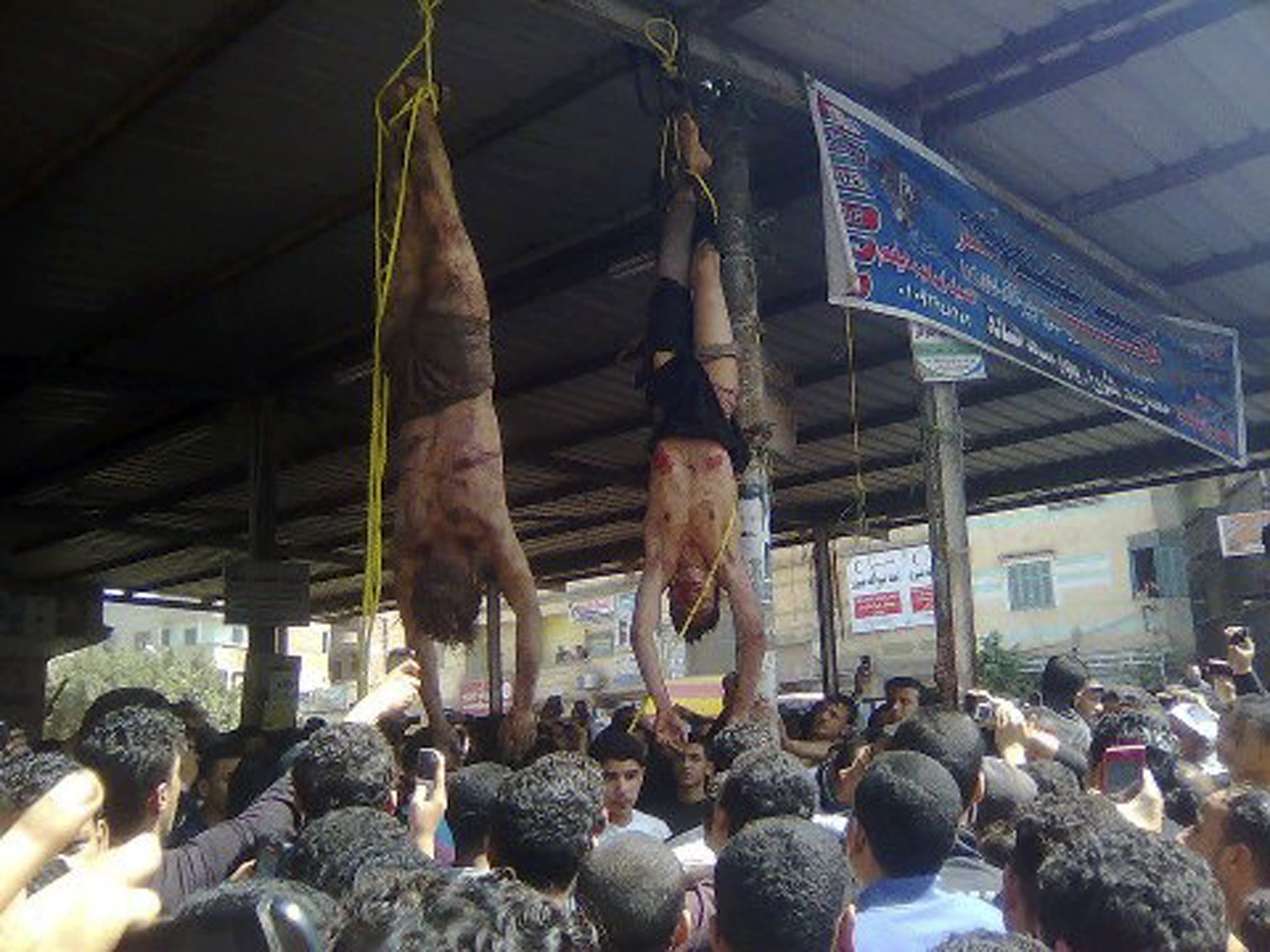 Após a morte, os suspeitos foram pendurados de cabeça para baixo