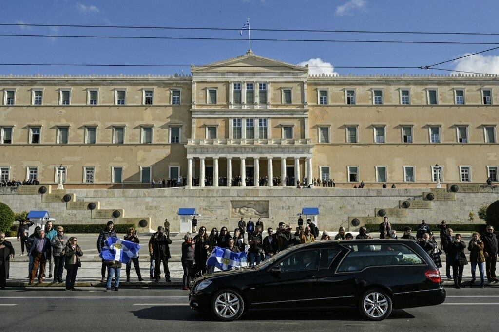 O soberano não recebeu qualquer homenagem nacional. Segundo o canal público ERT, essa decisão oficial gerou alguns protestos entre as cerca de 3.000 pessoas que foram se despedir do ex-rei antes da cerimônia, na capela onde o corpo estava sendo velado. O caixão foi envolto na bandeira grega