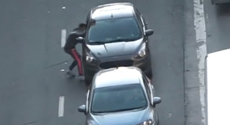 Homem furta telefone celular de motorista em São Paulo