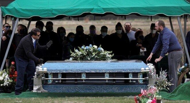 Familiares de vítima da covid-19 acompanham enterro no Colorado (EUA)