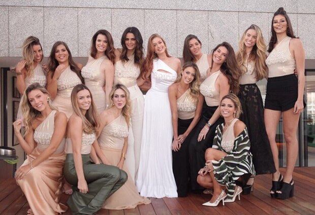 Atriz se reuniu com amigas para despedida de solteira. 

O look de Marina,
assim como o body usado pelas madrinhas, foi feito por Paula Aziz, estilista da
Fabulous Agilità
