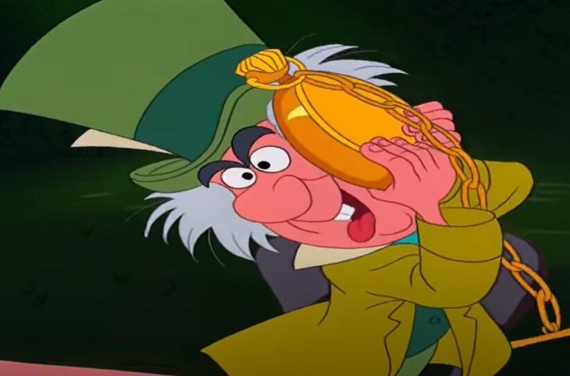 Cena importante número 10: O coelho reaparece, ainda reclamando que está atrasado. O chapeleiro tenta consertar o relógio do coelho com manteiga, mas o estraga ainda mais. Cansada dessas loucuras, Alice decide voltar para casa.