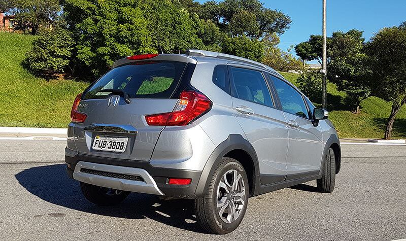 Atrás, as lanternas fazem arcos que lembram as lanternas em bumerangue do sedã Honda Civic

TESTE: 'Quase gêmeo' do Fit, Honda WR-V mira quem não tem grana para ter um HR-V
