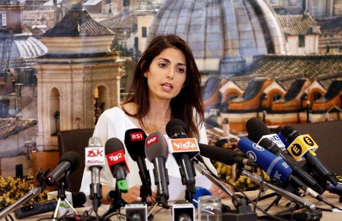 Virginia Raggi, de apenas 37 anos, durante coletiva após vencer a eleições para a prefeitura de Roma
