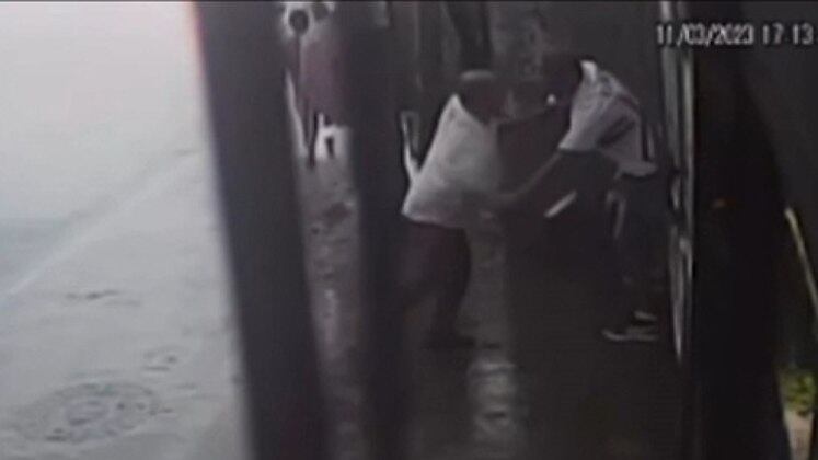 O Balanço Geral Manhã trouxe com exclusividade imagens do "Maníaco da Facada" em ação no bairro do Jabaquara, em São Paulo (SP). O assassino já fez diversas vítimas, incluindo um homem de 65 anos, que morreu após receber cinco golpes na região abdominal; saiba mais