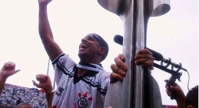 Marcelinho e a taça do Brasileiro de 1998