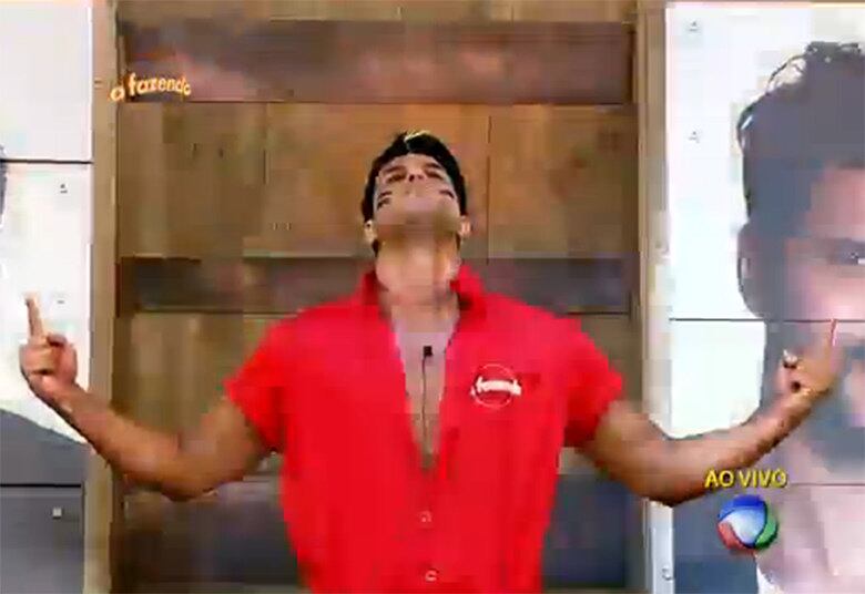 Nesse meio tempo, Marcelo foi
indicado à Roça pela então Fazendeira Ana Paula Minerato, mas conseguiu
escapar, vencendo a Prova do Fazendeiro e recebendo o chapéu pela segunda vez

+ "Eu prefiro esquecer a Mara como jogadora", diz Douglas sobre ex-peoa de A Fazenda
+ Peões relembram trajetória de Amaral no reality e Rayanne afirma: "Ele é um cara muito iluminado"
+ Em atividade, Minerato fala sobre Thiago Servo: "Por mais que eu queira ele não vai sair da minha vida"

