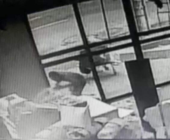 Imagem mostra suspeito furtando itens da loja