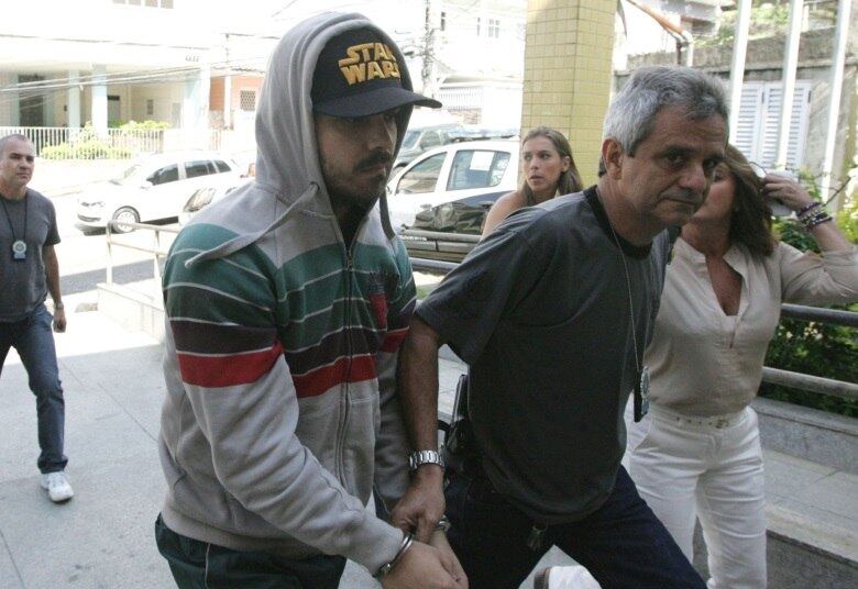 Foi preso na manhã desta quarta-feira (12) o professor de história do ensino fundamental suspeito de organizar uma festa com álcool, drogas e sexo para alunos. Policiais da Delegacia de Irajá (38ª DP) iniciaram uma operação na manhã de hoje para prender Gustavo Montalvão Freixo, de 31 anos (assista à reportagem). Contra ele foi cumprido um mandado de prisão preventiva. O professor foi denunciado pelo Ministério Público pelos crimes de tráfico de drogas e estupro de vulnerável. Os crimes foram cometidos contra cinco meninas e dois meninos, entre 13 e 15 anos, de uma escola particular da zona norte. Leia mais