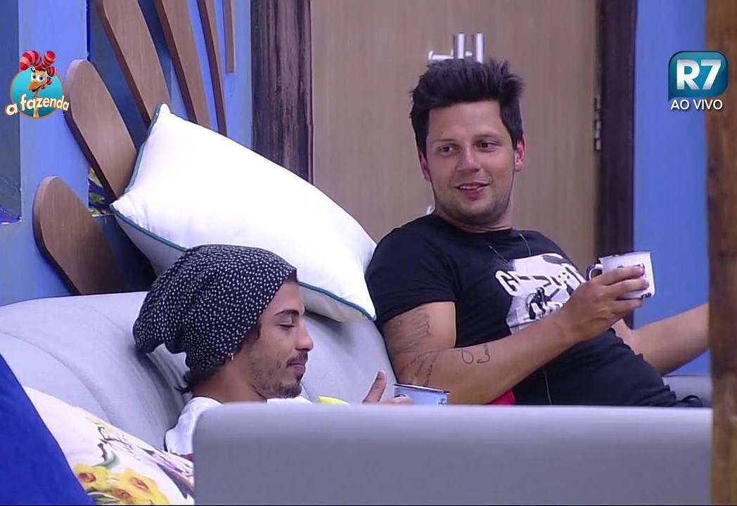 Ele também afirmou que entende a situação da moça, que terminou um relacionamento pouco antes de entrar em A Fazenda. Porém, Thiago acredita que a peoa não está se importando com isso 

+ Quem deve ficar em A Fazenda? Clique aqui e vote quantas vezes quiser
+ Mara faz xixi na grama e grupo é punido mais uma vez
+ Veridiana diz: "Se eu voltar, vou nadar pelada, só com os peitinhos de fora"
+ Veridiana veste o sutiã na frente de Marcelo Bimbi
+ Mara Maravilha volta como a Fazendeira da Semana e faz promessa para os peões
+ Mara Maravilha vence prova e é a nova Fazendeira
+ "A casa inteira está contra ela. Eu vou ser mais uma no meio da multidão?", Minerato defende Mara Maravilha
+ Ana Paula vacila na hora de trocar a roupa e mostra demais
+ Ovelha lembra do dia em que Veridiana o chamou de velho safado  
+ Luka ensaia discurso para Marcelo Bimbi: "Tu é traidor, rapaz"
