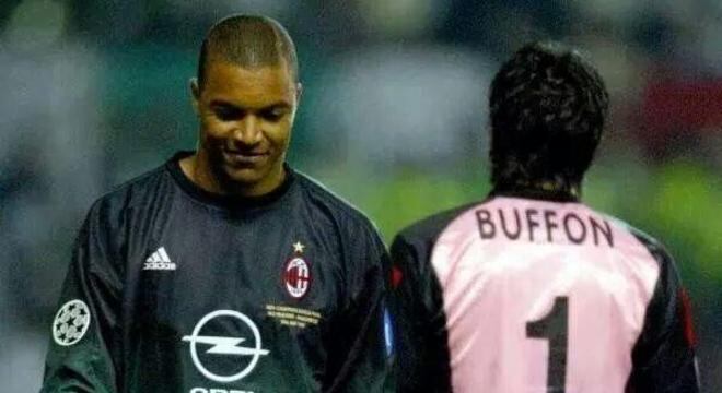 Dida e Buffon, imagem emblemática de 2003
