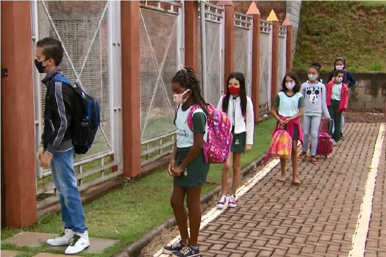 Metade dos alunos irão ocupar cada sala por dia