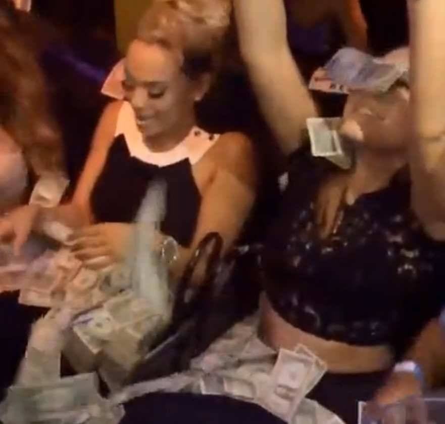 Floyd não cansa de demonstrar nas redes sociais que realmente é o atleta mais bem pago do mundo. A última diversão do ricaço foi flagrar uma "chuva de dólares" protagonizada por duas amigas durante uma balada