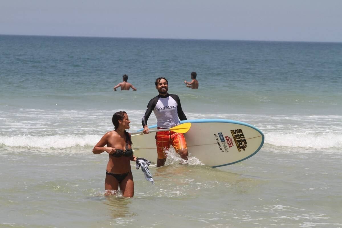 Bruno Gagliasso e Ricardo Pereira praticam stand up paddle na praia da Barra da Tijuca, no Rio