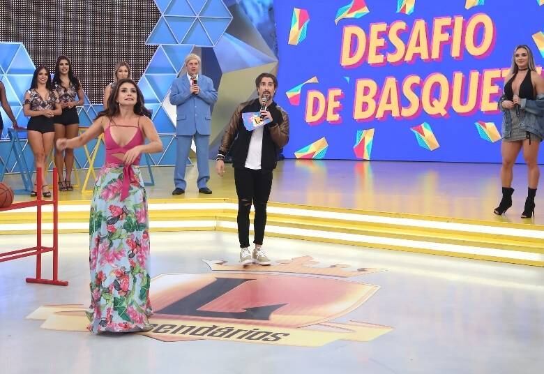 A galera cai na risada com as tentativas da estrela de marcar alguns pontos