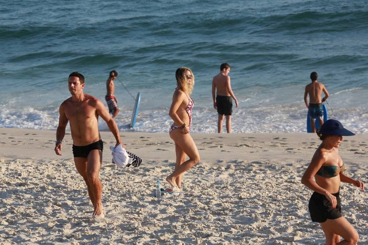 Aos 47 anos, Christine Fernandes exibe o corpão em dia de praia