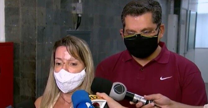 Ana se segurou em boia com um dos filhos