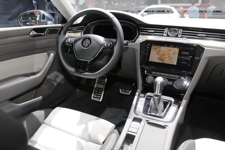 Seu interior possui um visual bem limpo, sem sair muito do padrão seguido pela marca alemã. Seu destaque vai para o painel TFT configurável e central multimídia com tela de 9,2 polegadas com resposta para gestos