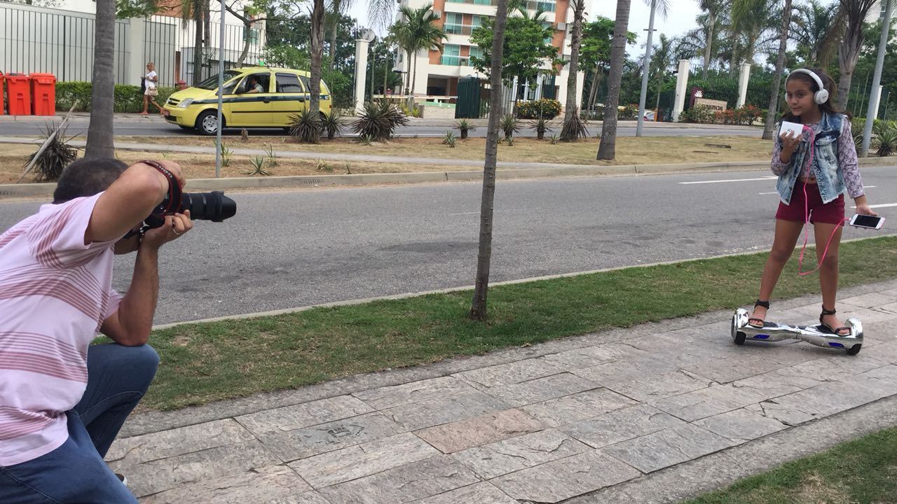 Myrella Victória posou para um ensaio, que mais perecia
um momento de diversão. Isso porque a atriz fez as fotos com um hoverboard, um
tipo de skate elétrico