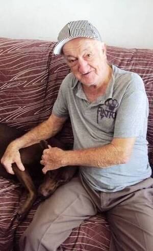Antes de ser internado,
o ex-assistente brinca com seu cãozinho