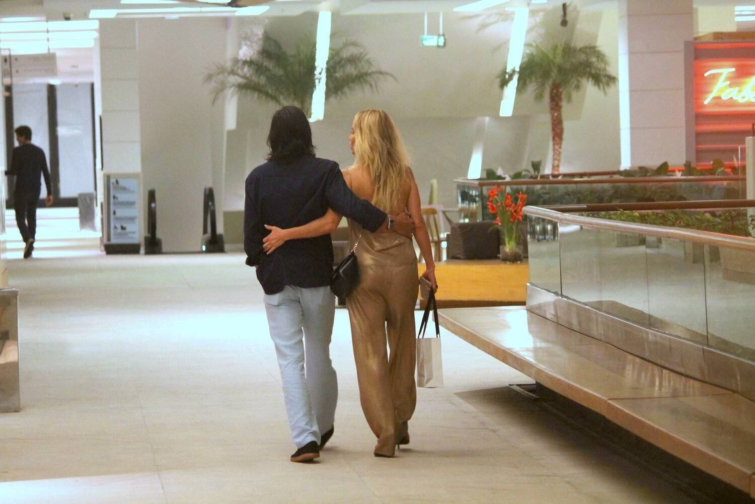 Danielle Winits e André Gonçalves passeiam de mãos dadas em shopping do Rio