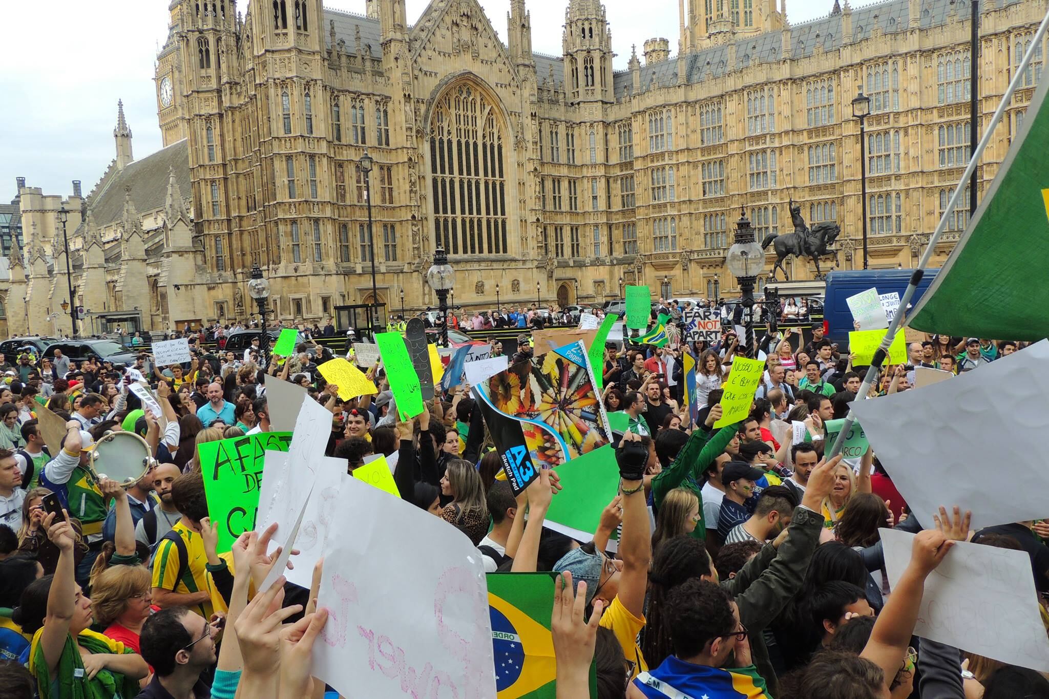 Segundo os organizadores da manifestação de Londres, na Inglaterra, ao menos 2 mil pessoas foram às ruas com cartazes e bandeiras do Brasil